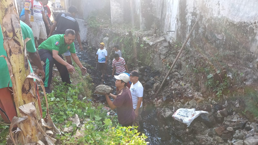 Program Bersih-Bersih Selokan Bersama di Daerah Rawan Banjir Kebonsari