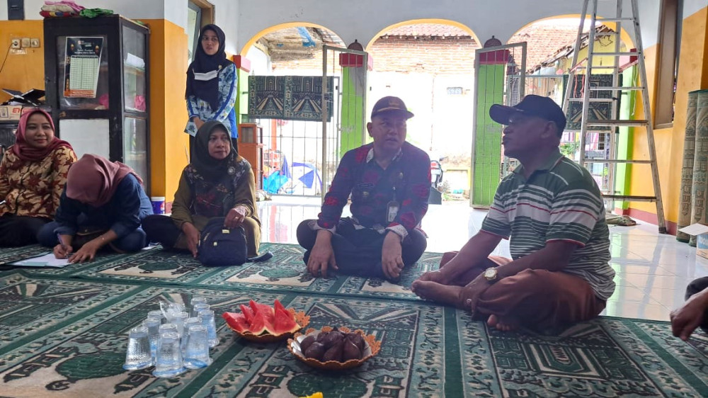 Giat Musyawarah Kelurahan Kebonsari Terkait Kesehatan Warga di RW 018 Lingkungan Sumber Dandang bersama Mahasiswa Kesehatan UNEJ