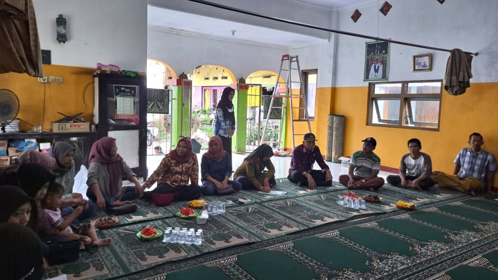 Giat Musyawarah Kelurahan Kebonsari Terkait Kesehatan Warga di RW 018 Lingkungan Sumber Dandang bersama Mahasiswa Kesehatan UNEJ