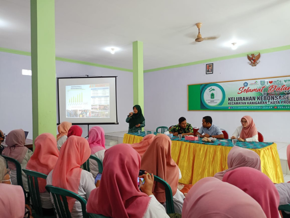 Ibu Jita Olisa sedang memaparkan tentang beberapa inovasi dari Kader PKK dan Posyandu
